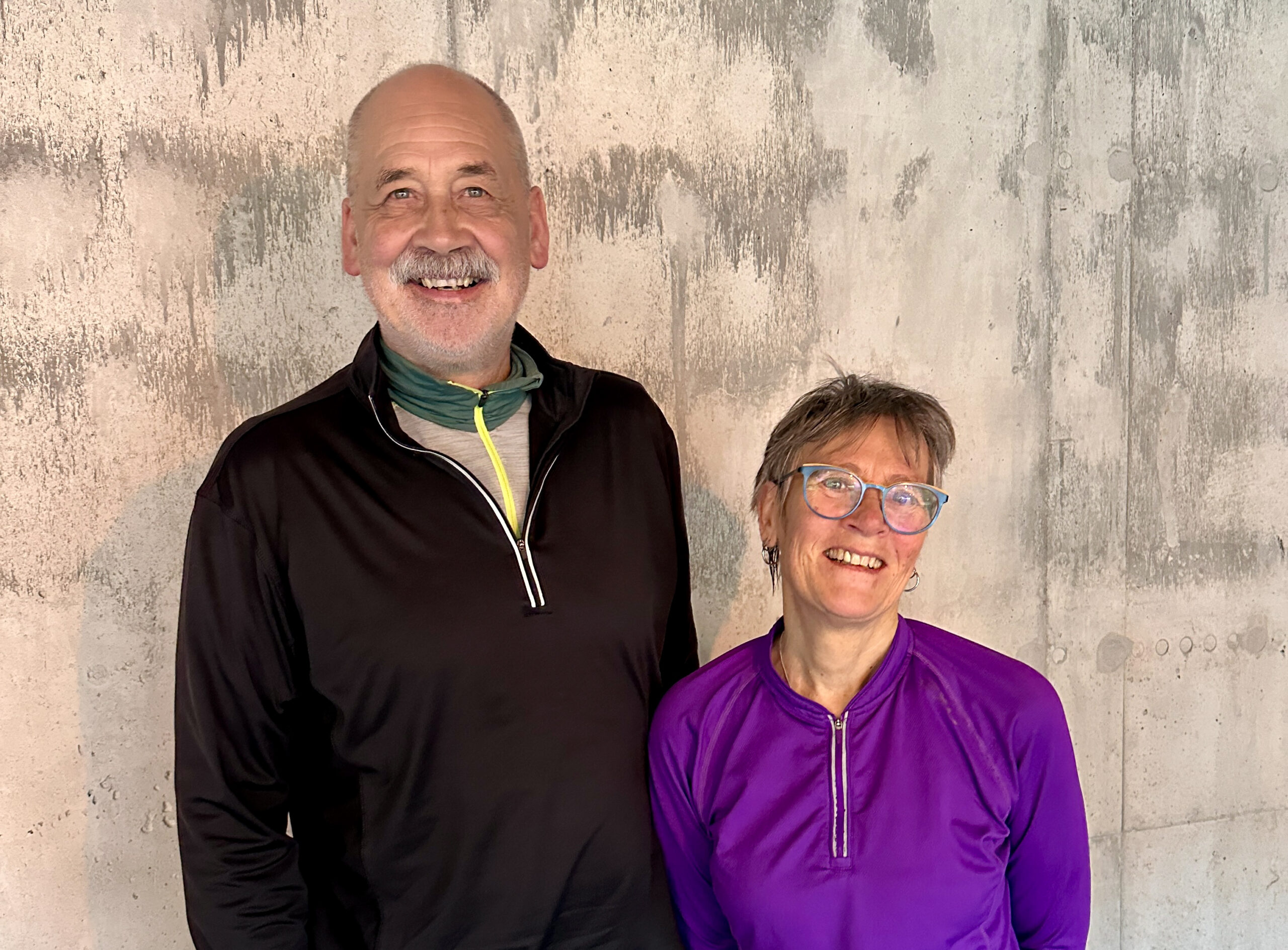 Olav Vølstad i sort treningsgenser sammen med kona Synneva Vølstad i lilla treningsgenser.