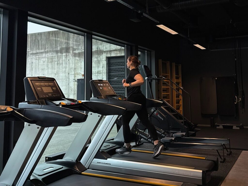 Randi elsker å trene på tredemølla